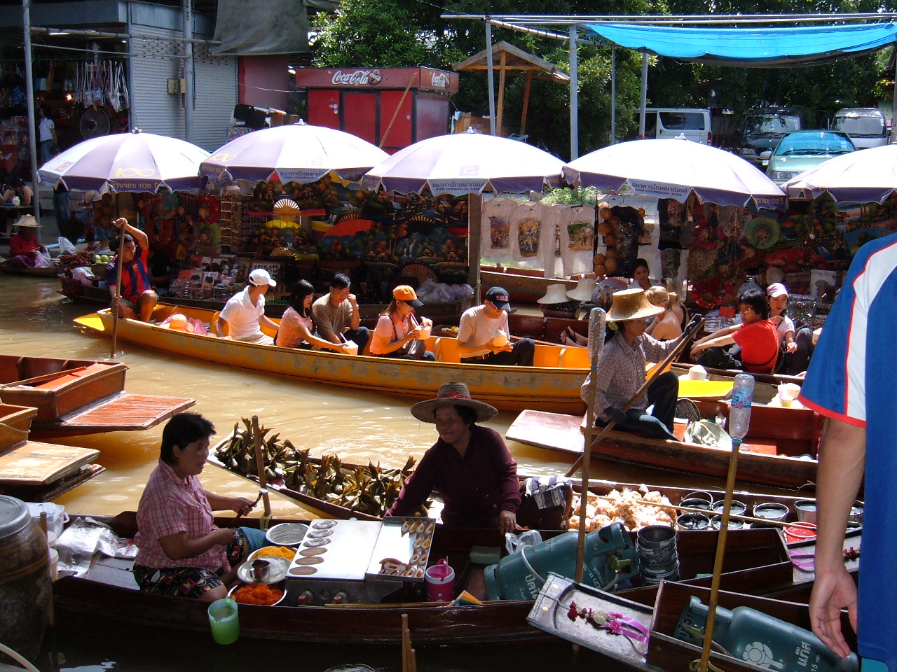 Damnoen Saduak floating market boats