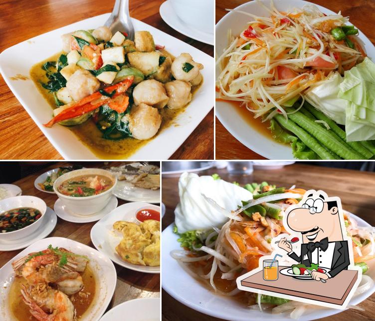 Krua Apsorn stir fried crab in yellow curry